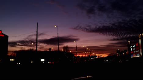 Statische-Ansicht-Des-Abendverkehrs-Entlang-Der-Jorga-Zemitana-Brücke-In-Riga,-Lettland-Bei-Sonnenuntergang-Mit-Einem-Wunderschönen,-Farbenfrohen-Himmel