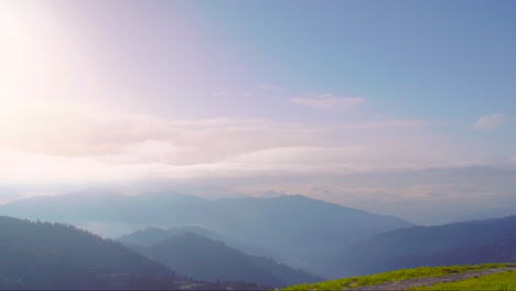 Nube-Moviéndose-Como-Olas-En-La-Montaña