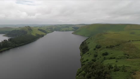 Embalse-De-Clywedog-En-Gales-Con-Vídeo-Panorámico-De-Derecha-A-Izquierda