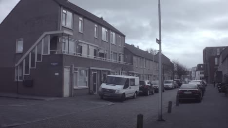 Ijmuiden-países-Bajos-jan-Caminando-En-Un-Barrio-Con-Modernas-Casas-Holandesas