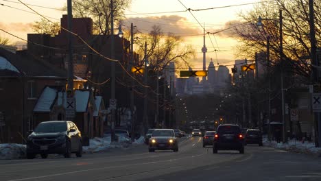 Tráfico-Que-Conduce-Hacia-La-Torre-CN-En-Toronto,-Ontario,-Al-Atardecer