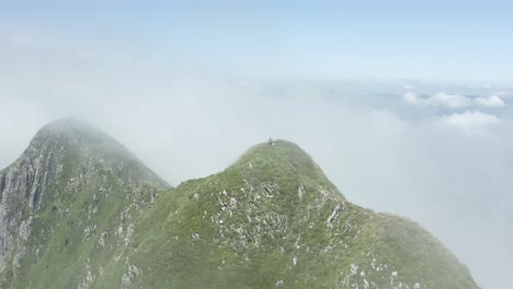 Plano-De-Un-Dron,-A-Lo-Largo-De-Una-Cresta-En-Los-Pirineos,-Francia-:-2