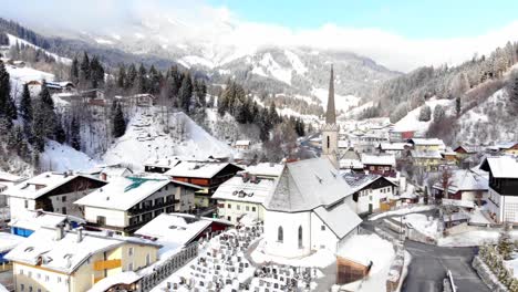 Drohnenansicht-Eines-Kleinen-Verschneiten-Winterdorfes-In-Den-österreichischen-Alpen