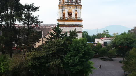 Drohnenaufnahmen-Zeigen-Vom-Boden-Bis-Zur-Spitze-Die-Kirche-San-Juan-Bautista-Im-Zentrum-Von-Coyoacán,-Mexiko-Stadt