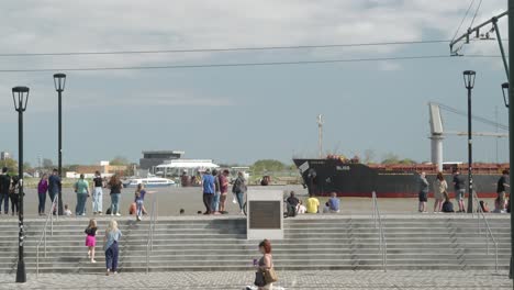 Containerschiff-Fährt-Auf-Dem-Mississippi-In-New-Orleans-An-Zuschauern-Vorbei