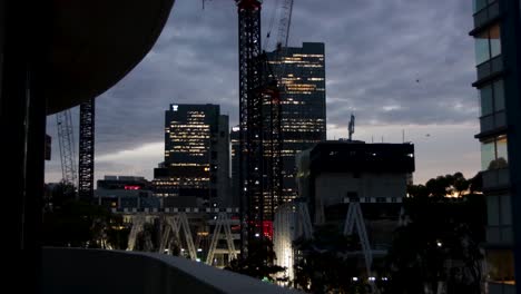 Abendlicher-Blick-Auf-Die-Stadt-Mit-Vorbeifliegenden-Fledermäusen-Vom-Balkon-In-Parramatta,-Sydney