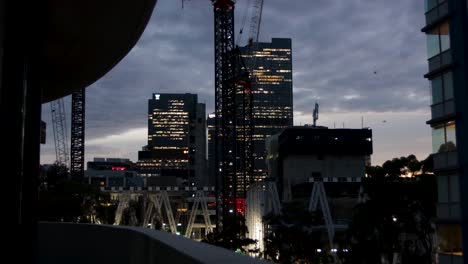 Vista-Nocturna-Del-Paisaje-Urbano-Con-Murciélagos-Pasando-Desde-El-Balcón-En-Parramatta,-Sydney