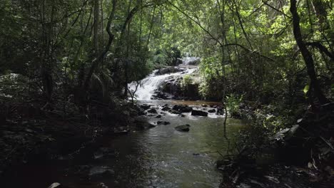 Brasilien-Regenwald-Fluss-Wasserfall-Drohne-Vorwärts