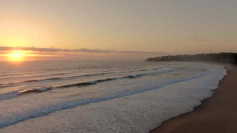 Eine-Sanfte-Aufnahme-Eines-Wunderschönen-Sonnenaufgangs-An-Einem-Leeren-Strand