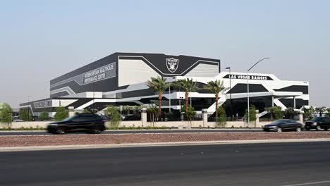 Exterior-Frontal-De-Las-Instalaciones-De-Práctica-De-Los-Raiders-De-Las-Vegas.