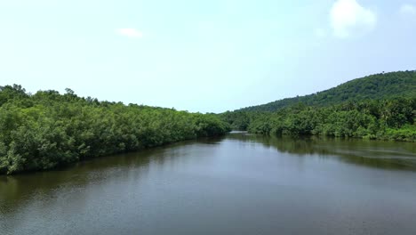 Flug-über-Den-Fluss-Malanza-Im-Süden-Von-São-Tomé,-Afrika