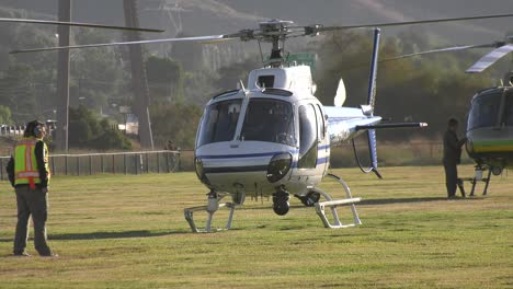 Helicóptero-Despegando-De-La-Hierba