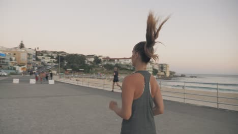 Trotar-Al-Atardecer-En-La-Playa-Hermosa-Supermodelo-Mujer