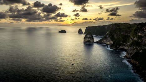 Punto-De-Manta-Al-Atardecer,-Altos-Acantilados-De-Nusa-Penida,-Bali-En-Indonesia