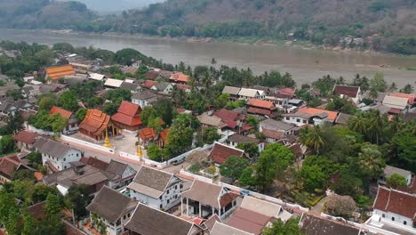 Vista-Aérea-De-Luang-Prabang-Y-El-Río-Mekong,-Laos