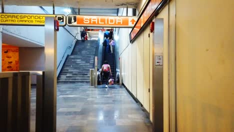 Elektrische-Treppen-Der-Mexikanischen-U-Bahn