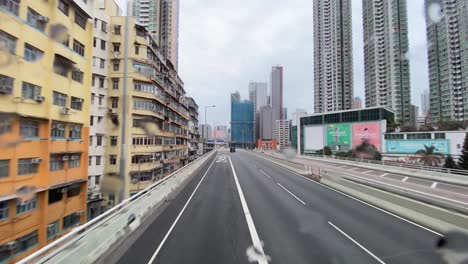 Eine-Hochgeschwindigkeitsbusfahrt-Auf-Einer-Autobahn-In-Hongkong-An-Einem-Regnerischen-Tag