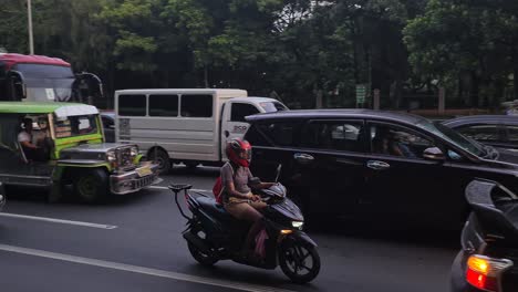 Atasco-De-Tráfico-Por-La-Noche-En-Metro-Manila,-Filipinas,-Transporte-Público-Y-Automóviles,-Panorama