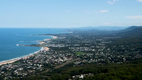 Vista-De-La-Cima-De-La-Montaña-Timelapse-Del-Vasto-Paisaje-Urbano-De-La-Costa-Sur-De-Illawarra-Nsw-En-Un-Día-Parcialmente-Nublado