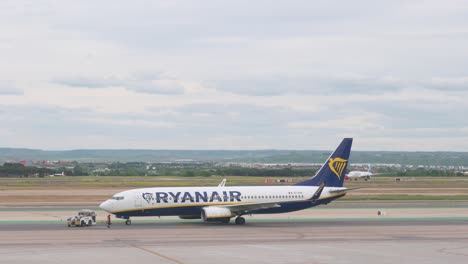 Un-Avión-De-La-Aerolínea-Irlandesa-De-Bajo-Coste-Ryanair-Se-Ve-En-La-Pista-Del-Aeropuerto-Adolfo-Suárez-Madrid-barajas-Mientras-Se-Prepara-Para-Despegar-Hacia-Su-Destino-En-Madrid,-España.