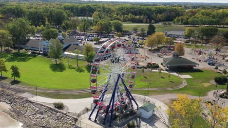 Luftaufnahme-Des-Vergnügungsparks-Green-Bay-Wisconsin-Bay-Beach-Mit-Riesenrad,-Hauptgebäude-Und-Parkplatz