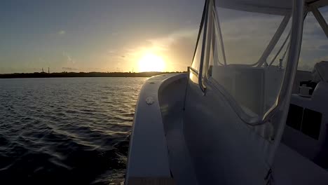 Fischerboot-Verlässt-Das-Dock-Bei-Sonnenaufgang