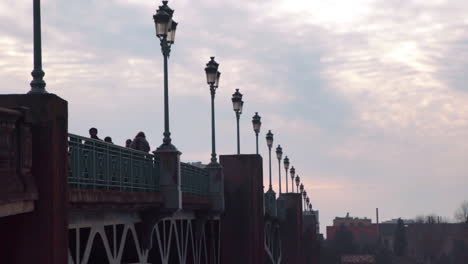 Esta-Toma-Captura-Un-Puente-Antiguo-Y-Transitado-En-Toulouse,-Francia.