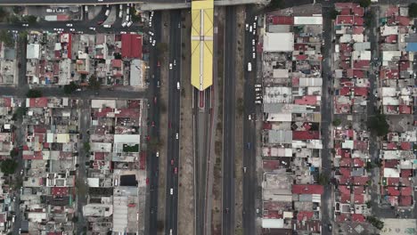 Vogelperspektive-Von-Einer-Drohne-Auf-Die-Avenida-Central,-Die-U-Bahn-Und-Die-Stadtteile-In-Ecatepec,-CDMX,-Mexiko