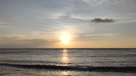 Una-Toma-De-Alta-Definición-En-4k-De-Una-Hermosa-Puesta-De-Sol-Sobre-El-Mar-En-Fort-Kochi,-Con-Cielos-Despejados-Y-Mareas-Bajas.