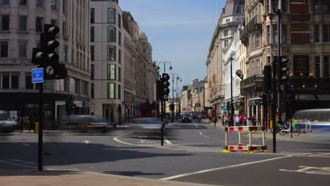 Timelapse-De-Tráfico-Y-Peatones-En-The-Strand,-Londres-Mirando-Hacia-El-Oeste-En-Un-Día-Caluroso-Y-Soleado