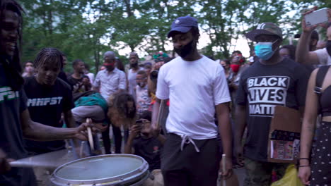 Protest-Der-Black-Lives-Matter-Bewegung-Im-Trommelkreis-In-Brooklyn-Im-Columbus-Circle