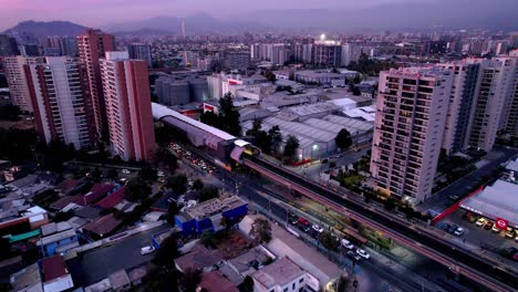 Vista-Aérea-De-La-Estación-De-Metro-Rodrigo-De-Araya-Con-El-Paisaje-Urbano-De-Santiago-En-La-Distancia,-Chile