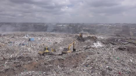 Aerial-Video-of-the-vast-Dandora-dumpsite-in-Nairobi,-Kenya