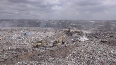 Vídeo-Aéreo-Del-Vasto-Vertedero-De-Dandora-En-Nairobi,-Kenia