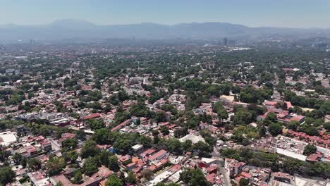 Vista-Aérea-En-Una-Tarde-Soleada-En-El-Sur-De-La-Ciudad-De-México