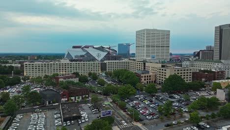 Stadtparkplätze-Mit-Mercedes-Benz-Stadion-Im-Hintergrund-In-Atlanta,-Georgia,-USA