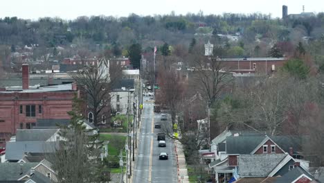 Autofahren-Auf-Der-Straße-Im-Stau-Auf-Einer-Panoramastraße-In-Einer-Amerikanischen-Stadt-In-Einem-Vorort