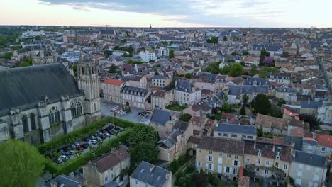 Catedral-De-San-Pedro-O-Pierre-En-La-Ciudad-De-Poitiers,-Francia