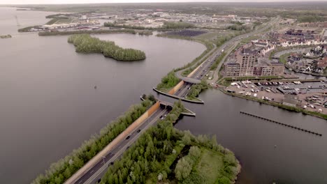 Paisaje-Aéreo-De-Veluwemeer-Acercándose-Al-Acueducto-Visto-Desde-Arriba