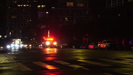 Ambulancia-En-El-Centro-De-Los-Ángeles,-EE.UU.,-Vehículo-De-Emergencia-Moviéndose-Por-La-Calle-Mojada-Por-La-Noche.