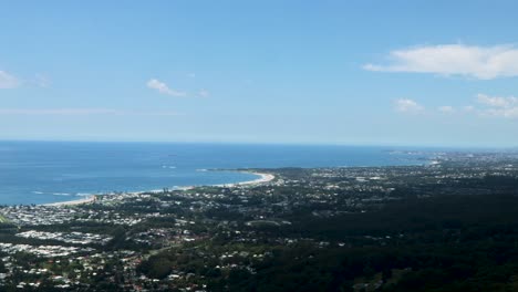 Vista-De-La-Cima-De-La-Montaña-Timelapse-Del-Vasto-Paisaje-Urbano-De-La-Costa-Sur-De-Illawarra-Nsw-En-Un-Día-Soleado