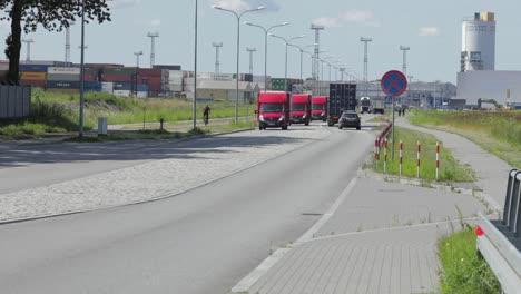 Los-Camiones-De-Reparto-Globales-De-Hsm-Circulan-Por-La-Carretera-En-Fila-India,-Toma-Estática,-Logística