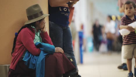 Mujer-Esperando-Vuelo-En-Lima-Perú.