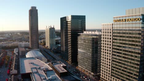 Antena-De-Los-Edificios-De-Oficinas-Corporativas-Del-Banco-Wells-Fargo-Al-Atardecer