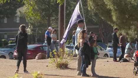 Ein-Anhänger-Von-Bernie-Sanders-Steht-Mit-Seiner-Familie-Während-Einer-Präsidentschaftskundgebung-Von-Bernie-Sanders-In-Henderson,-Nevada,-Und-Hält-Eine-Flagge-Mit-Der-Aufschrift-„Impeach-Trump“-Hoch.