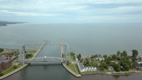 Diapositiva-Aérea-A-La-Izquierda-Del-Puente-Levadizo-De-Duluth-Mirando-Hacia-El-Lago-Superior