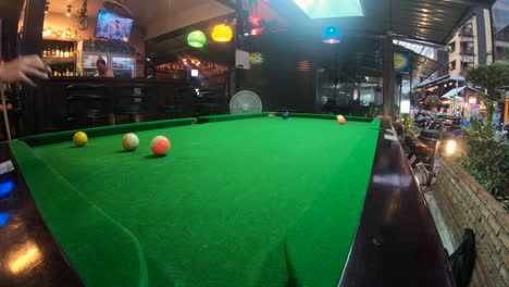 Zeitraffer-Von-Zwei-Jungen-Männern,-Die-Nachts-In-Einer-Asiatischen-Bar-Billard-Spielen