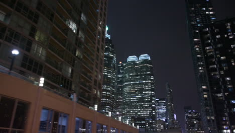 Skyline-Von-Toronto-Bei-Nacht-Von-Einem-Fahrenden-Fahrzeug-Auf-Der-Autobahn-Aus-Gesehen