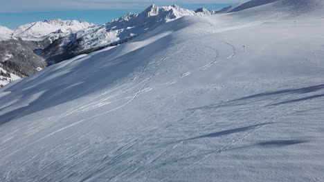 Vista-Panorámica-De-Una-Prístina-Pista-De-Esquí-Y-El-Valle-De-La-Cordillera-Montafon-De-Los-Alpes-Austriacos,-Cámara-Lenta