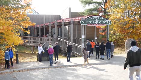 Entrada-Al-Centro-De-Visitantes-Del-Parque-Algonquin-De-Canadá-Ocupada-Temporada-De-Otoño